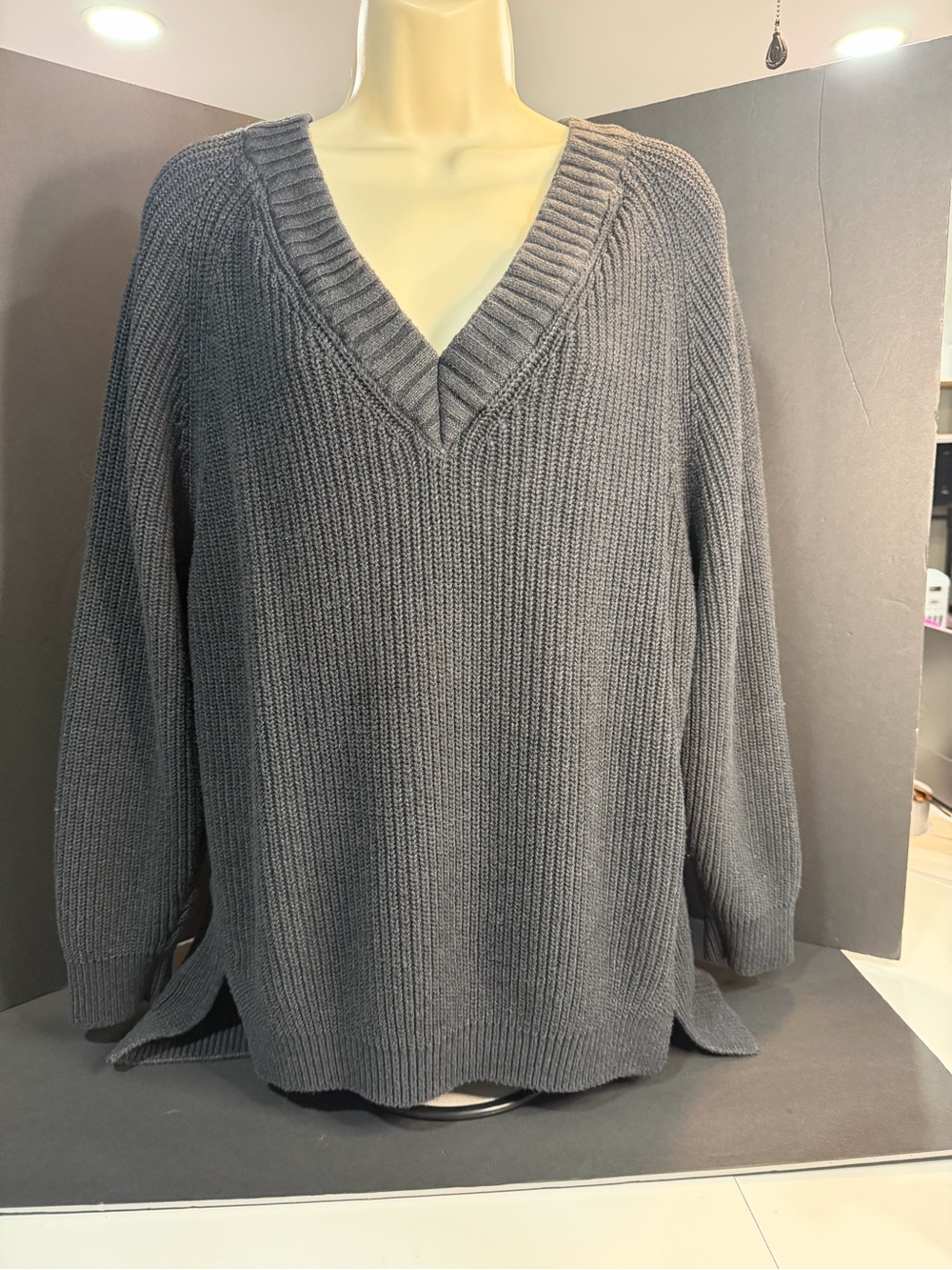 Express Men's Charcoal Gray V-Neck Ribbed Sweater
